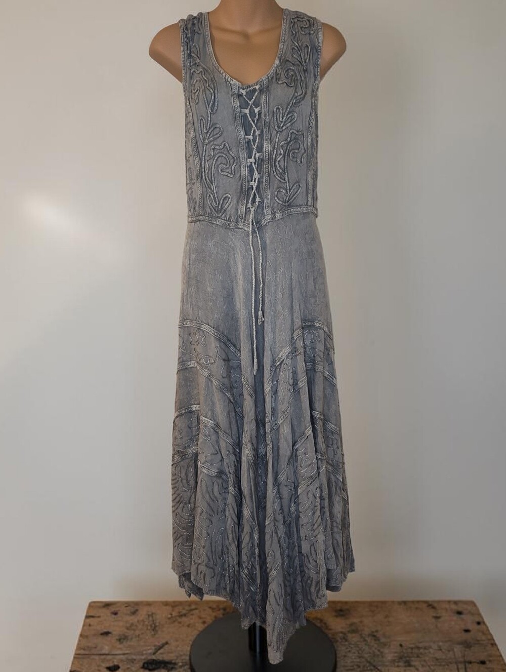 Boho-Chic Sleeveless Embroidered Lace-Up Maxi Dress Gray-Green Flowy Lagenlook